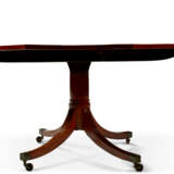 A GEORGE III INDIAN ROSEWOOD, SATINWOOD AND TULIPWOOD-BANDED BREAKFAST TABLE - Foto 5