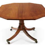 A GEORGE III INDIAN ROSEWOOD, SATINWOOD AND TULIPWOOD-BANDED BREAKFAST TABLE - Foto 6