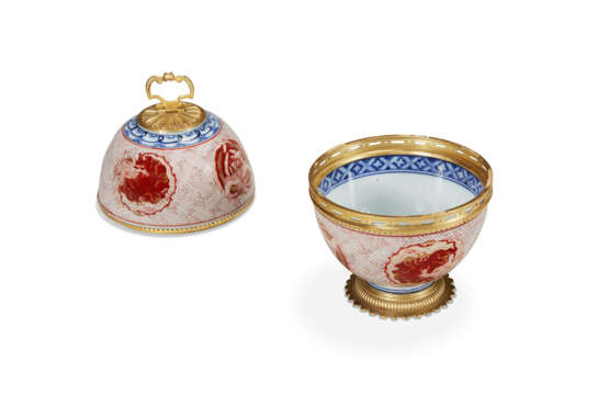 A REGENCE STYLE ORMOLU-MOUNTED ARITA PORCELAIN CUP AND COVER - photo 2