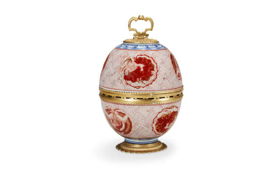A REGENCE STYLE ORMOLU-MOUNTED ARITA PORCELAIN CUP AND COVER - Foto 4
