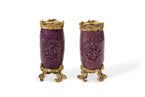 A PAIR OF LOUIS XV STYLE ORMOLU-MOUNTED CHINESE AUBERGINE PORCELAIN VASES - Foto 1