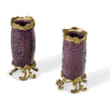 A PAIR OF LOUIS XV STYLE ORMOLU-MOUNTED CHINESE AUBERGINE PORCELAIN VASES - Foto 2