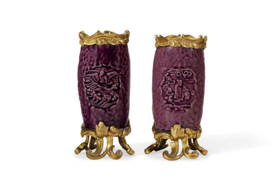 A PAIR OF LOUIS XV STYLE ORMOLU-MOUNTED CHINESE AUBERGINE PORCELAIN VASES - Foto 3