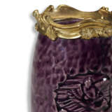 A PAIR OF LOUIS XV STYLE ORMOLU-MOUNTED CHINESE AUBERGINE PORCELAIN VASES - Foto 4