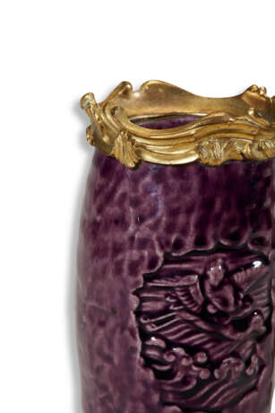 A PAIR OF LOUIS XV STYLE ORMOLU-MOUNTED CHINESE AUBERGINE PORCELAIN VASES - Foto 4