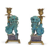 A PAIR OF ORMOLU-MOUNTED CHINESE TURQUOISE AND AUBERGINE BISCUIT-GLAZED PORCELAIN FIGURAL CANDLESTICKS - Foto 1