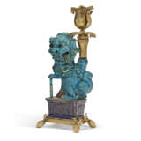 A PAIR OF ORMOLU-MOUNTED CHINESE TURQUOISE AND AUBERGINE BISCUIT-GLAZED PORCELAIN FIGURAL CANDLESTICKS - Foto 2
