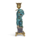 A PAIR OF ORMOLU-MOUNTED CHINESE TURQUOISE AND AUBERGINE BISCUIT-GLAZED PORCELAIN FIGURAL CANDLESTICKS - Foto 3