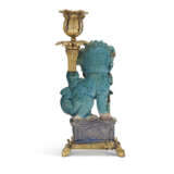 A PAIR OF ORMOLU-MOUNTED CHINESE TURQUOISE AND AUBERGINE BISCUIT-GLAZED PORCELAIN FIGURAL CANDLESTICKS - Foto 4