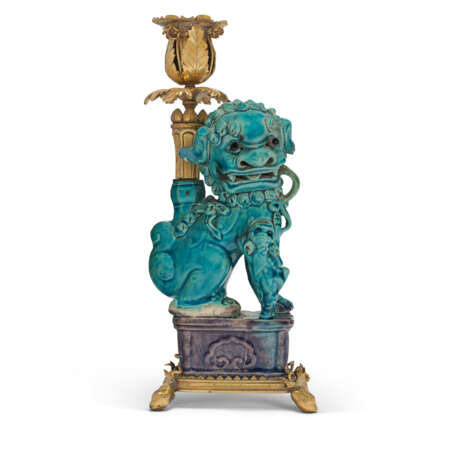 A PAIR OF ORMOLU-MOUNTED CHINESE TURQUOISE AND AUBERGINE BISCUIT-GLAZED PORCELAIN FIGURAL CANDLESTICKS - Foto 5