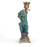 A PAIR OF ORMOLU-MOUNTED CHINESE TURQUOISE AND AUBERGINE BISCUIT-GLAZED PORCELAIN FIGURAL CANDLESTICKS - Foto 7