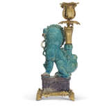 A PAIR OF ORMOLU-MOUNTED CHINESE TURQUOISE AND AUBERGINE BISCUIT-GLAZED PORCELAIN FIGURAL CANDLESTICKS - Foto 8