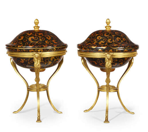 A PAIR OF NORTH EUROPEAN ORMOLU AND BLACK, GILT AND LACQUER BOWLS AND COVERS - photo 1