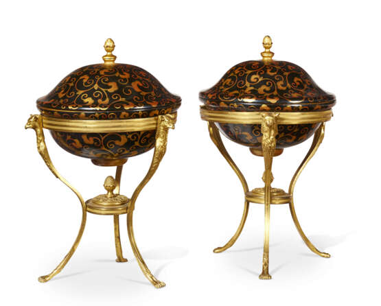A PAIR OF NORTH EUROPEAN ORMOLU AND BLACK, GILT AND LACQUER BOWLS AND COVERS - фото 2