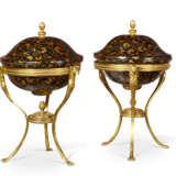 A PAIR OF NORTH EUROPEAN ORMOLU AND BLACK, GILT AND LACQUER BOWLS AND COVERS - фото 2