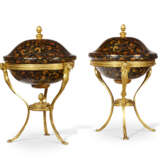 A PAIR OF NORTH EUROPEAN ORMOLU AND BLACK, GILT AND LACQUER BOWLS AND COVERS - photo 3