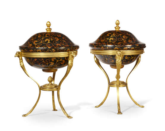 A PAIR OF NORTH EUROPEAN ORMOLU AND BLACK, GILT AND LACQUER BOWLS AND COVERS - Foto 3