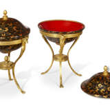 A PAIR OF NORTH EUROPEAN ORMOLU AND BLACK, GILT AND LACQUER BOWLS AND COVERS - Foto 4