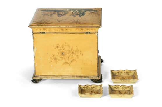 A WILLIAM IV YELLOW, CREAM-JAPANNED, AND GILT JEWEL CABINET - Foto 2