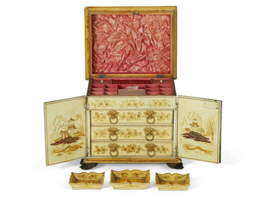 A WILLIAM IV YELLOW, CREAM-JAPANNED, AND GILT JEWEL CABINET - Foto 4