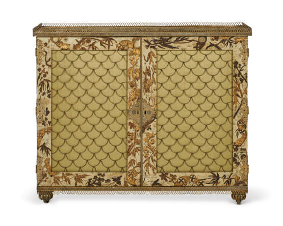 A REGENCY GILT-METAL-MOUNTED CREAM AND POLYCHROME-JAPANNED SIDE CABINET - фото 1