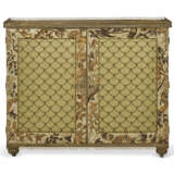 A REGENCY GILT-METAL-MOUNTED CREAM AND POLYCHROME-JAPANNED SIDE CABINET - Foto 1