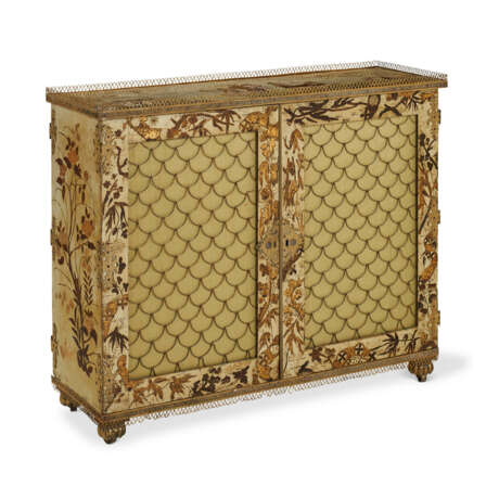 A REGENCY GILT-METAL-MOUNTED CREAM AND POLYCHROME-JAPANNED SIDE CABINET - фото 3