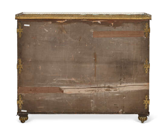 A REGENCY GILT-METAL-MOUNTED CREAM AND POLYCHROME-JAPANNED SIDE CABINET - фото 6