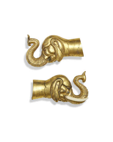 A PAIR OF LATE REGENCY GILTWOOD CURTAIN POLE FINIALS - фото 1