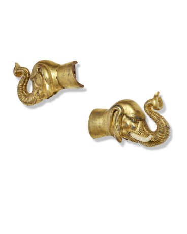 A PAIR OF LATE REGENCY GILTWOOD CURTAIN POLE FINIALS - photo 3
