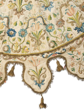 AN ITALIAN EMBROIDERED SILK PARASOL COVER - фото 6