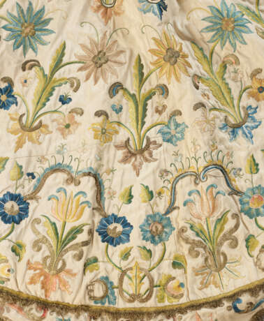 AN ITALIAN EMBROIDERED SILK PARASOL COVER - фото 7