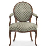 A PAIR OF GEORGE III MAHOGANY ARMCHAIRS - Foto 2