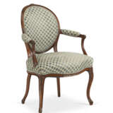A PAIR OF GEORGE III MAHOGANY ARMCHAIRS - Foto 4