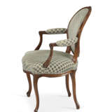 A PAIR OF GEORGE III MAHOGANY ARMCHAIRS - Foto 5