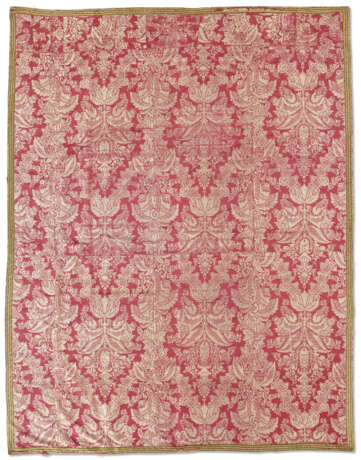 A FRENCH SILK LAMPAS 'LACE' PATTERN COVERLET - photo 2