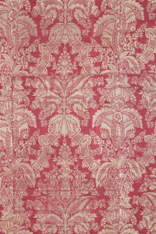 A FRENCH SILK LAMPAS 'LACE' PATTERN COVERLET - фото 5