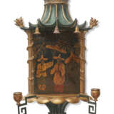 A REGENCY GREEN-PAINTED, POLYCHROME-JAPANNED AND PARCEL-GILT TWIN-BRANCH WALL-LIGHT - Foto 1