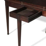 A LATE LOUIS XVI BRASS-MOUNTED MAHOGANY GAMES TABLE - Foto 3