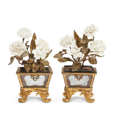A PAIR OF FRENCH ORMOLU, TOLE PEINTE AND VERRE EGLOMISE FLOWER POTS - photo 2