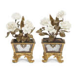 A PAIR OF FRENCH ORMOLU, TOLE PEINTE AND VERRE EGLOMISE FLOWER POTS - Foto 2