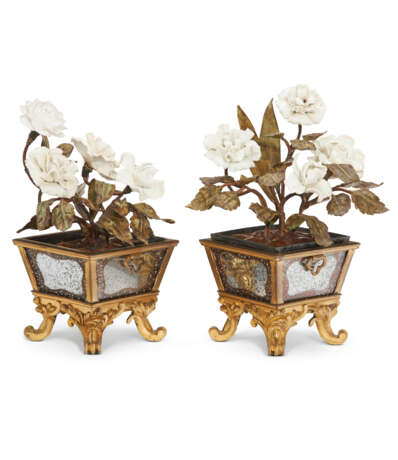 A PAIR OF FRENCH ORMOLU, TOLE PEINTE AND VERRE EGLOMISE FLOWER POTS - Foto 3