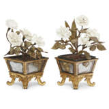 A PAIR OF FRENCH ORMOLU, TOLE PEINTE AND VERRE EGLOMISE FLOWER POTS - photo 3