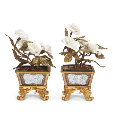 A PAIR OF FRENCH ORMOLU, TOLE PEINTE AND VERRE EGLOMISE FLOWER POTS - photo 4