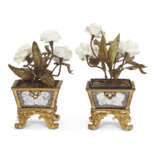 A PAIR OF FRENCH ORMOLU, TOLE PEINTE AND VERRE EGLOMISE FLOWER POTS - Foto 5