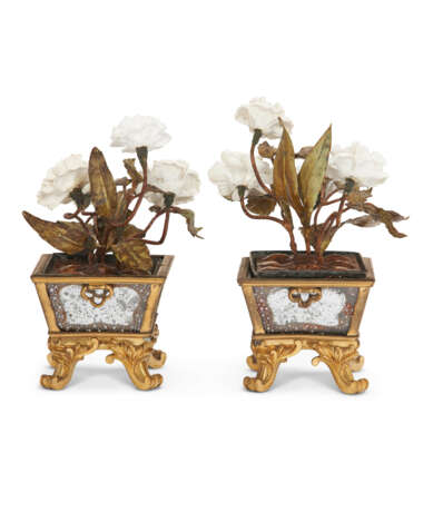 A PAIR OF FRENCH ORMOLU, TOLE PEINTE AND VERRE EGLOMISE FLOWER POTS - photo 5
