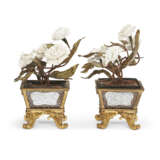 A PAIR OF FRENCH ORMOLU, TOLE PEINTE AND VERRE EGLOMISE FLOWER POTS - photo 6