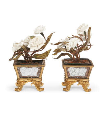 A PAIR OF FRENCH ORMOLU, TOLE PEINTE AND VERRE EGLOMISE FLOWER POTS - photo 6