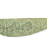 A GROUP OF SEVEN ENGLISH OR CONTINENTAL LIGHT GREEN SILKS - Foto 15