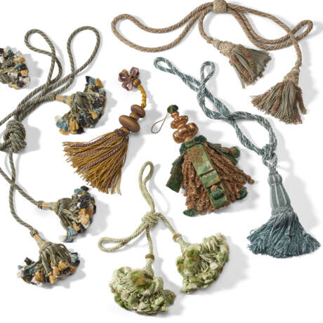A GROUP OF CURTAIN TIEBACKS AND TASSELS - photo 1